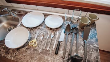 Frigorífico grande, microondas, placa de cocina y utensilios de cocina
