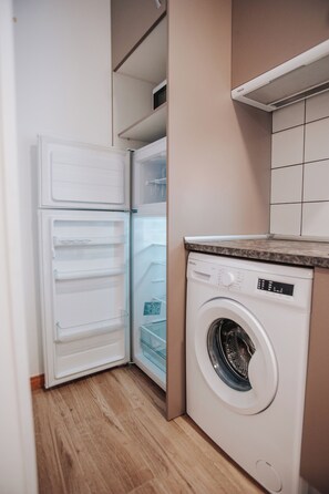 Full-sized fridge, microwave, stovetop, cookware/dishes/utensils