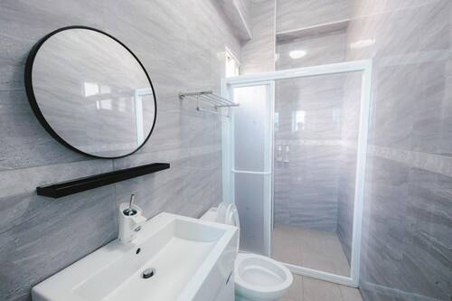 Chambre Quadruple, vue océan | Salle de bain | Chaussons