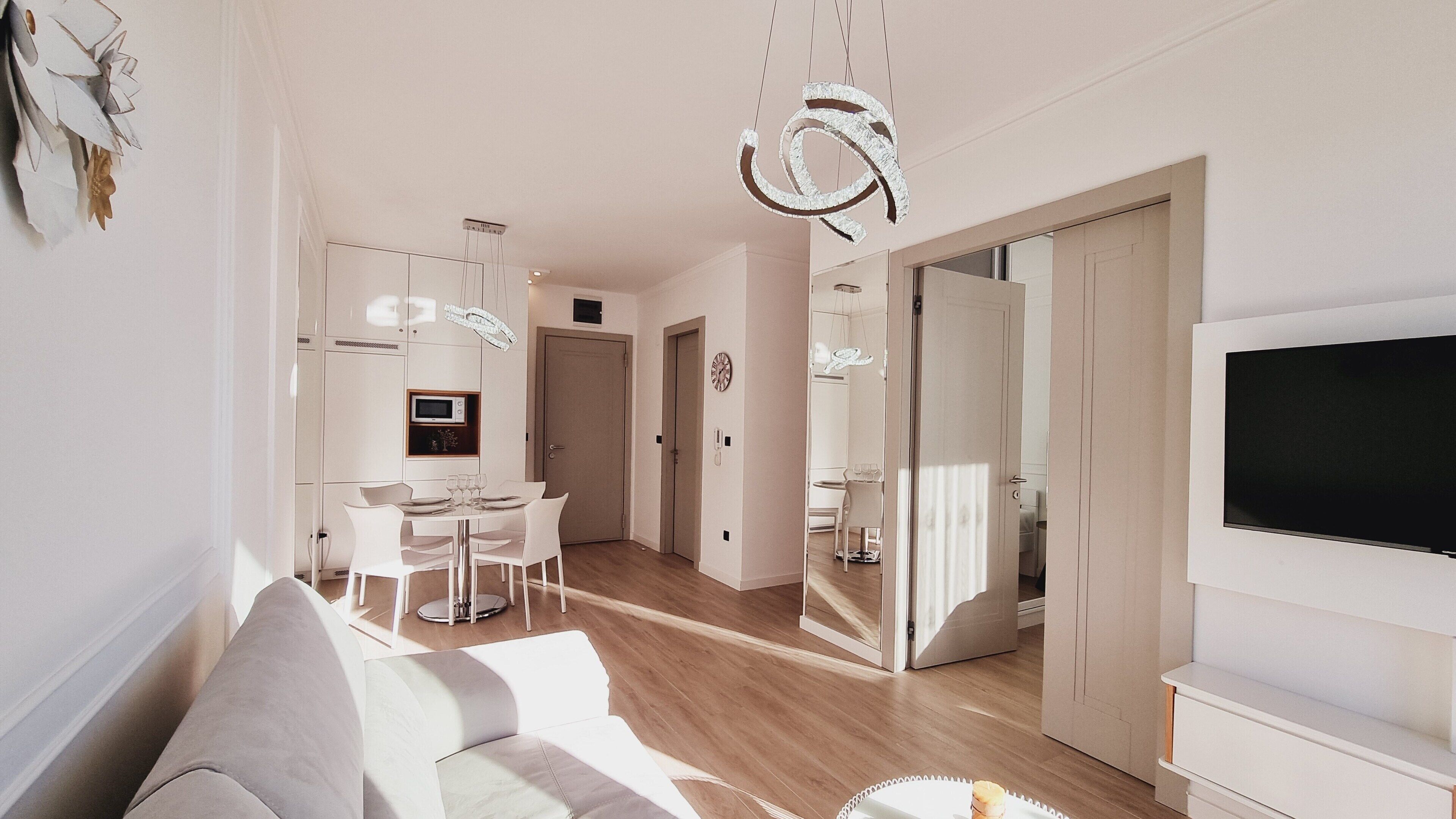 One Bedroom Apartment | Área de estar | TV LCD 25 polegadas com canais a cabo