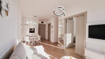 One Bedroom Apartment | Área de estar | TV LCD 25 polegadas com canais a cabo
