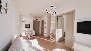 One Bedroom Apartment | Wohnbereich | 25-Zoll-LCD-Fernseher mit Kabelempfang