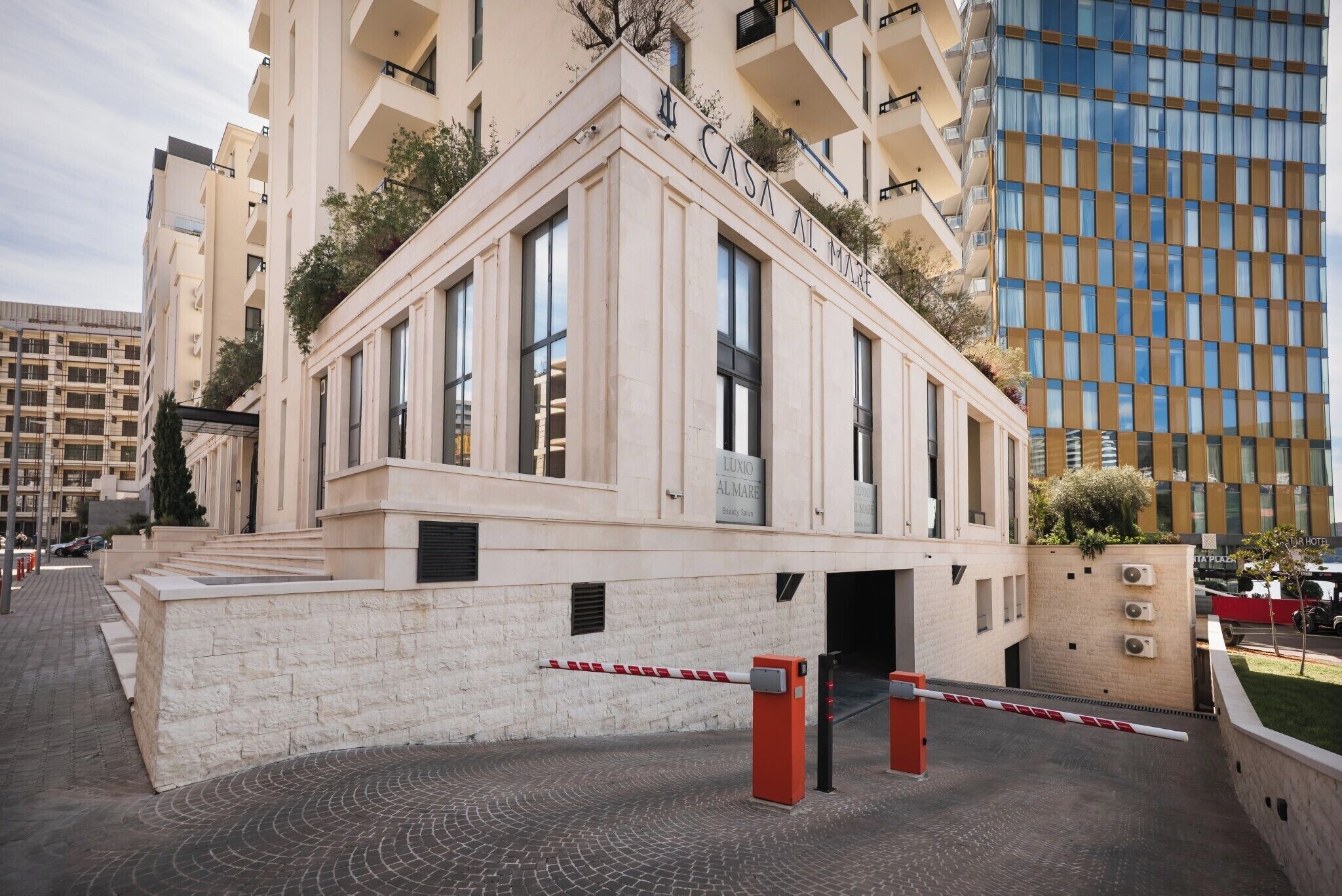 Un bâtiment doté d’une entrée imposante, de grandes fenêtres et d’une enseigne indiquant « CASA AL MARE ».