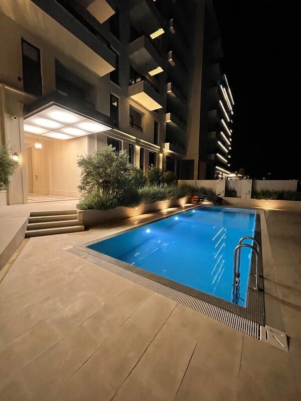 Voorkant accommodatie - avond/nacht