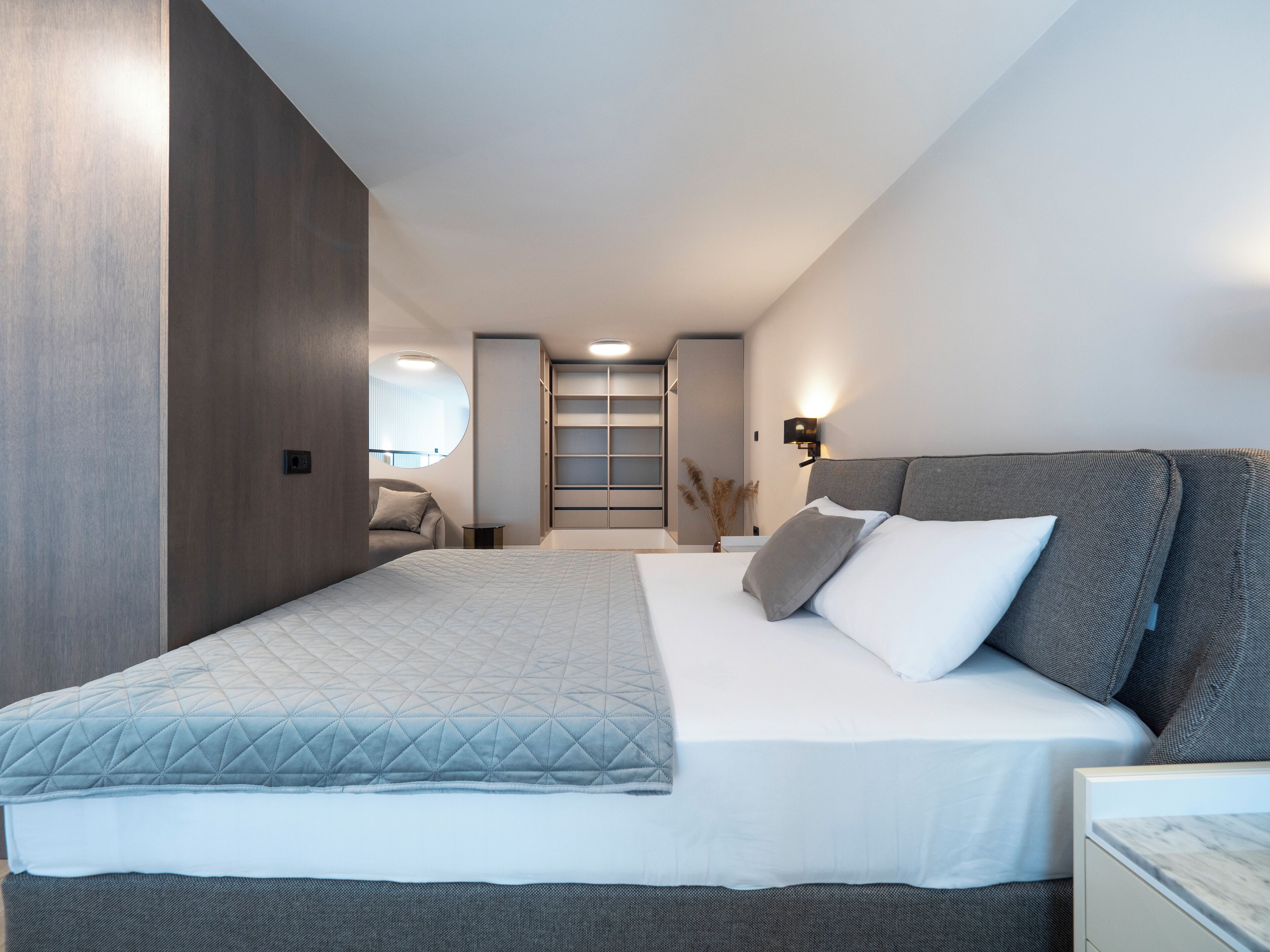 Ropa de cama de alta calidad y caja de seguridad en la habitación 