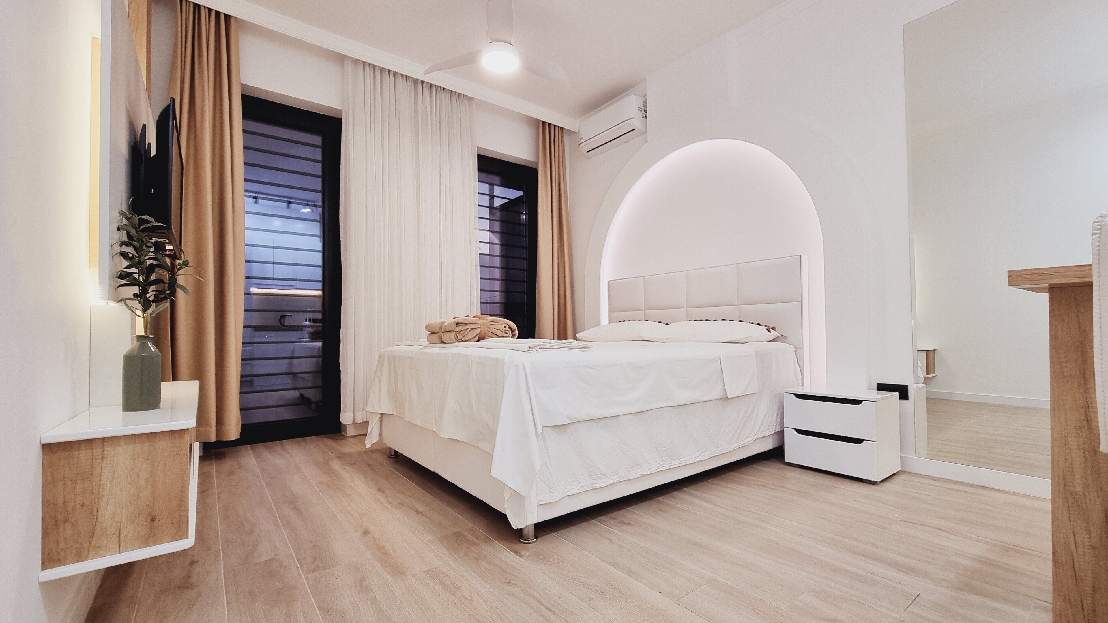 Studio | Sengetøy av topp kvalitet, safe på rommet og skrivebord