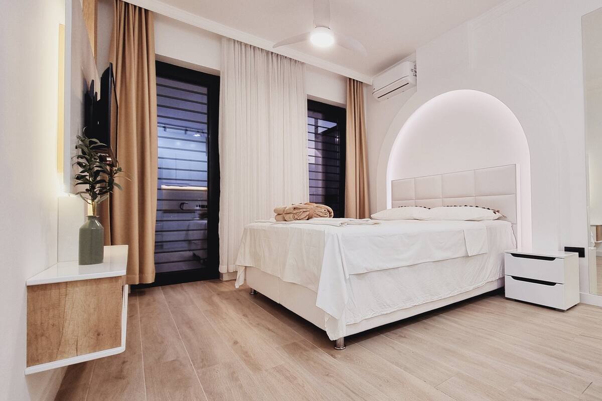 Studio | Sengetøy av topp kvalitet, safe på rommet og skrivebord