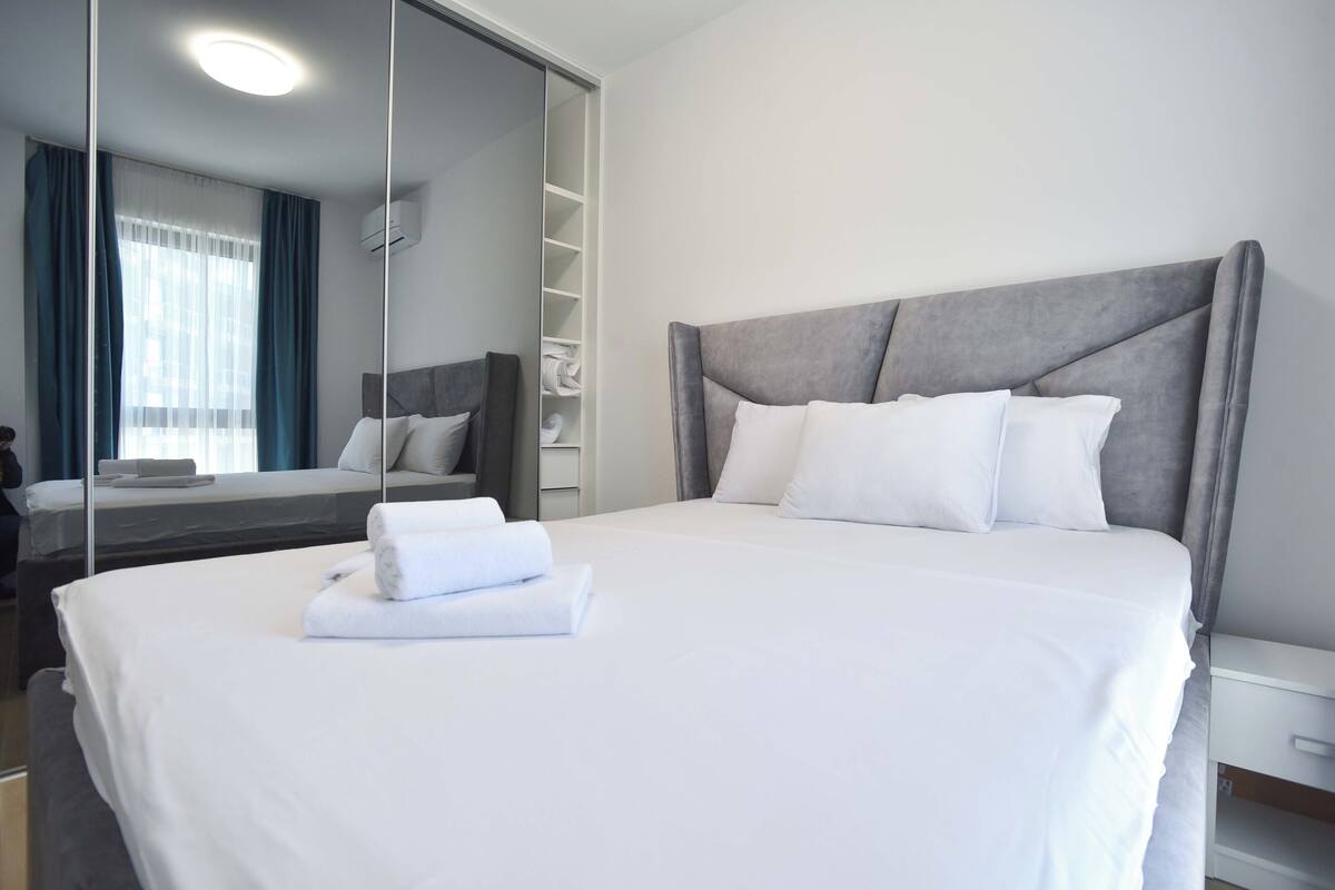 One Bedroom Apartment | Sengetøy av topp kvalitet, safe på rommet og skrivebord