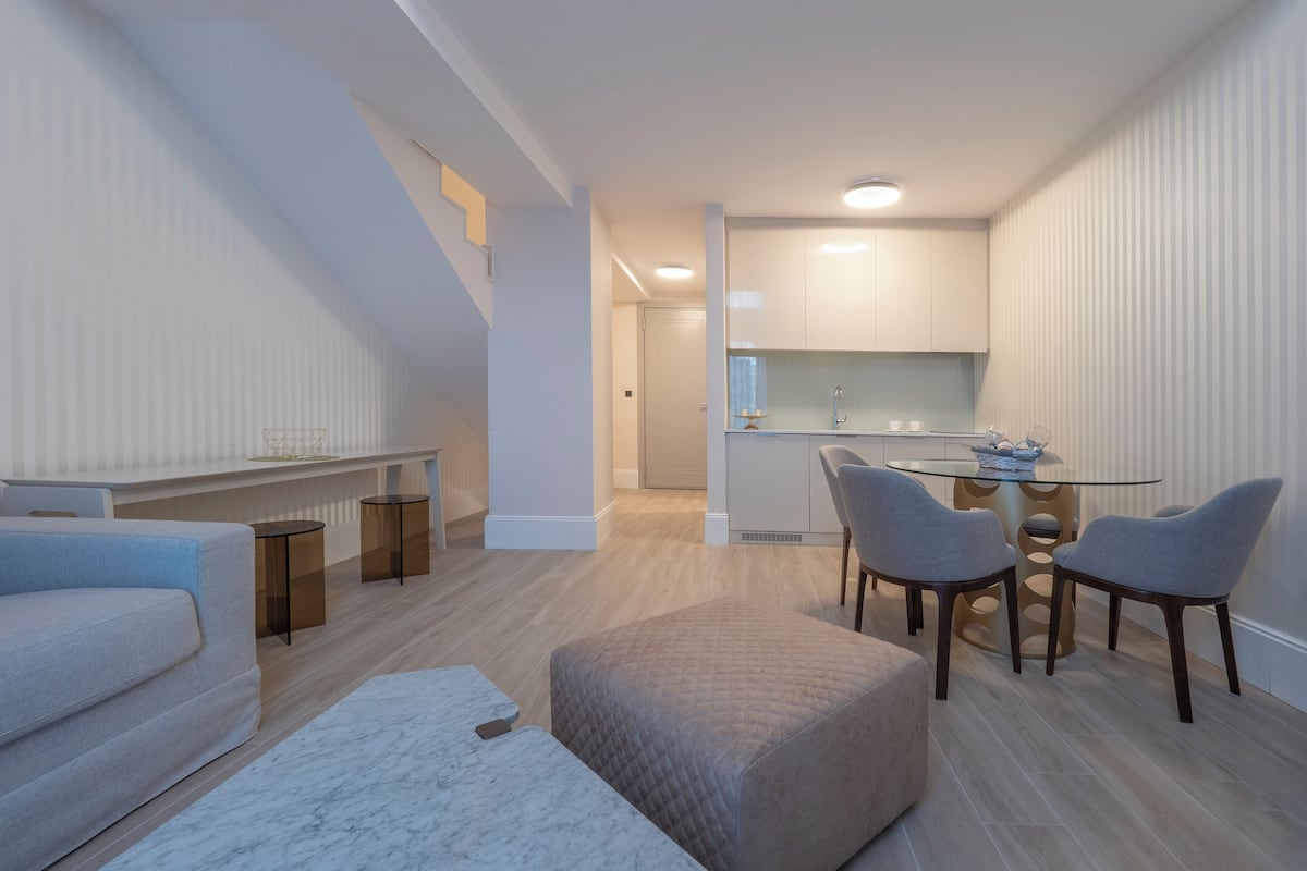 Comfort maisonnette, balkon, uitzicht op zwembad | 2 slaapkamers, luxe beddengoed, een kluis op de kamer, een bureau