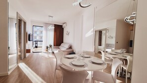 One Bedroom Apartment | Wohnbereich | 25-Zoll-LCD-Fernseher mit Kabelempfang