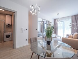 One Bedroom Apartment | Servicio de comidas en la habitación