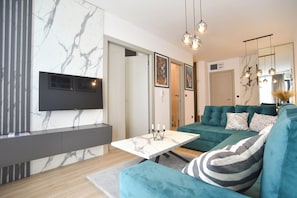 Apartament familiar, balcó, vistes al mar | Sala d'estar | Televisor LCD de 25 polzades amb canals per cable