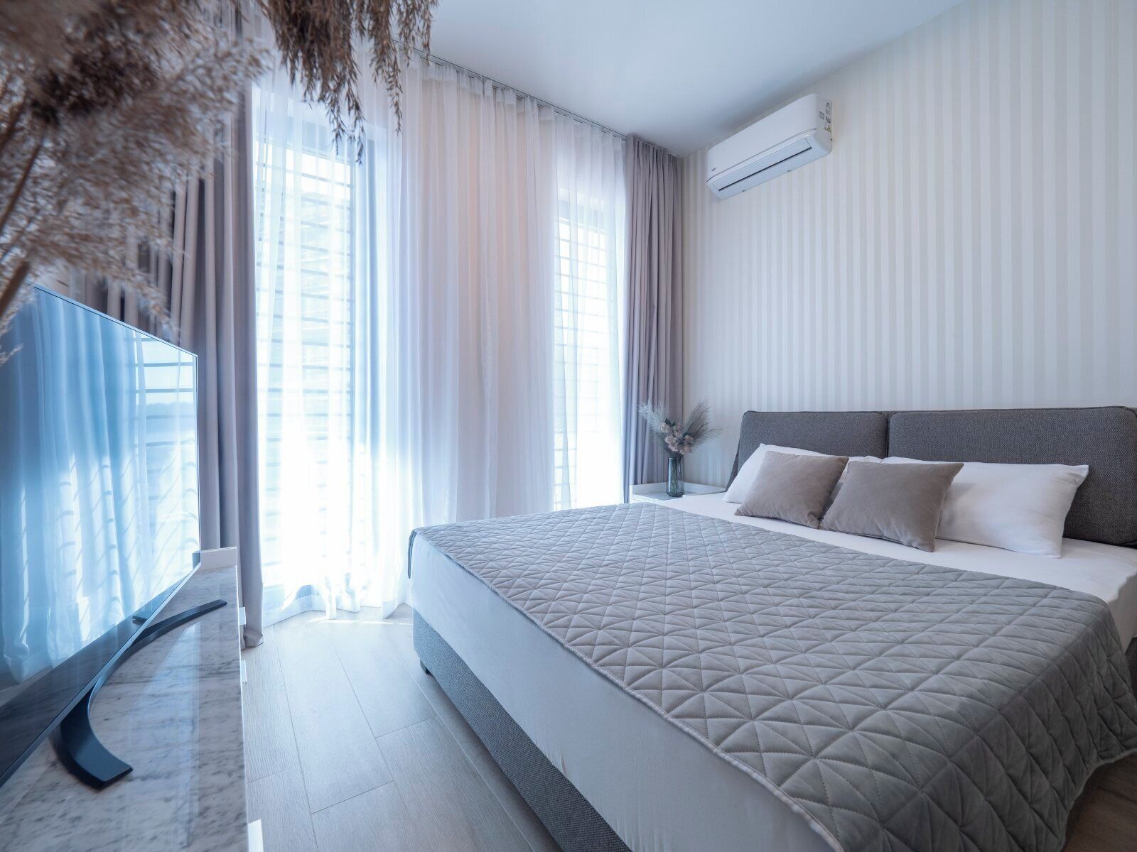 Studio | Premium bedding, in-room safe, blackout drapes, soundproofing