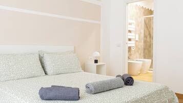 3 chambres, bureau, fer et planche Ă repasser, lit parapluie