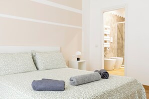 3 Schlafzimmer, Schreibtisch, Bügeleisen/Bügelbrett, Reisekinderbett