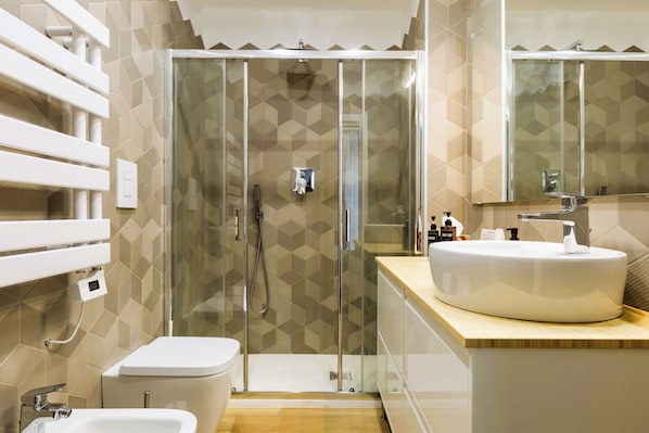 Dusche, Haartrockner, Bidet, Handtücher