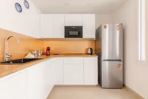 Coffee/tea maker, fridge, microwave, oven