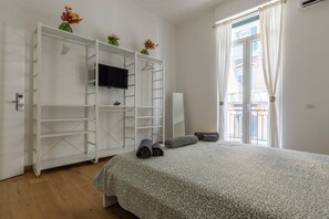 3 bedrooms, desk, iron/ironing board, travel crib