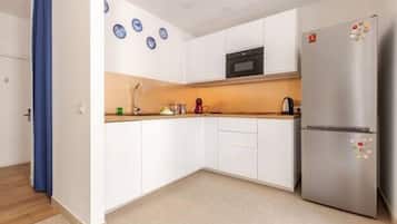 Réfrigérateur, micro-ondes, plaque de cuisson, lave-vaisselle