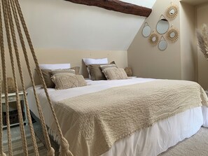 2 bedrooms, iron/ironing board, travel cot, WiFi