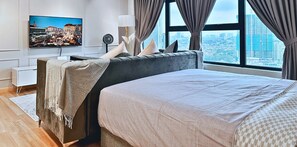 Comfort Loft, 3 Bedrooms, Non Smoking, City View | Iron/ironing board, free WiFi