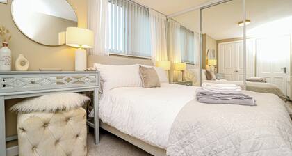 Modern Apex Flat / King Bed/3 Guests/ Parking/WiFi