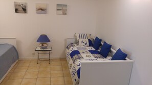 2 bedrooms, iron/ironing board - A BALCONY OVERLOOKING SAINTE VICTOIRE (Cadolive)