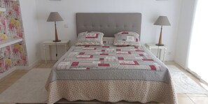 2 chambres, fer et planche à repasser