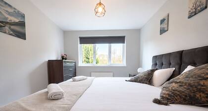 Beautiful 3-Bedroom Home | Disability-Friendly | Fast WiFi | Smart TV | Free Parking