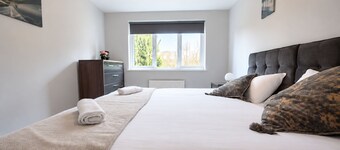 Beautiful 3-Bedroom Home | Disability-Friendly | Fast WiFi | Smart TV | Free Parking