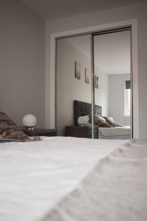 3 habitaciones, escritorio, tabla de planchar con plancha y wifi gratis 