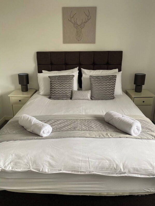 3 bedrooms, iron/ironing board, free WiFi, bed sheets - Pure Home Rosyth Dockyard and South Fife by Three Bridges Apartments (Rosyth)