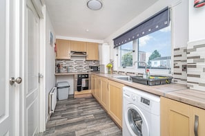 Fridge, microwave, oven, dishwasher - Pure Home Rosyth Dockyard and South Fife by Three Bridges Apartments (Rosyth)