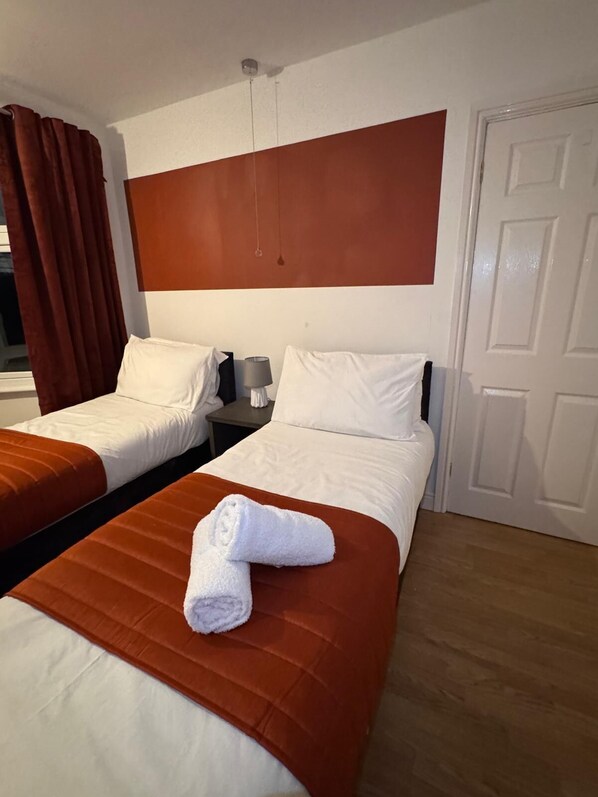 4 habitaciones, tabla de planchar con plancha, wifi y ropa de cama