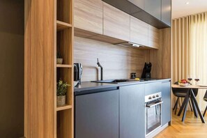 Fridge, oven, stovetop, dishwasher