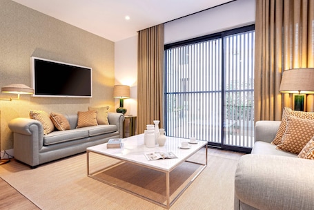 Apartment, 1 Schlafzimmer, rollstuhlgeeignete Dusche | Wohnbereich | Smart-TV