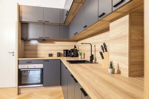 Fridge, oven, stovetop, dishwasher