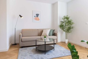 Una televisión, videojuegos, una oficina