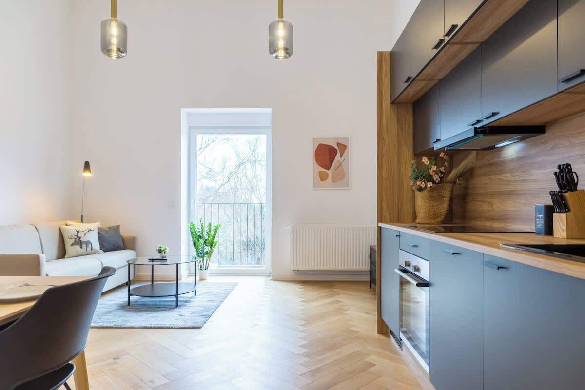 Televisio, videopelejä, työhuone