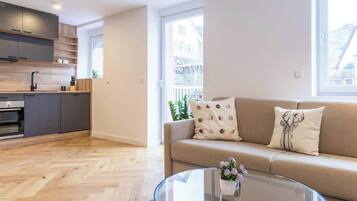 Fernseher, Videospiele, Bücher, Arbeitsbereiche