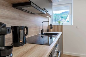 Een koelkast, een oven, een kookplaat, een vaatwasser