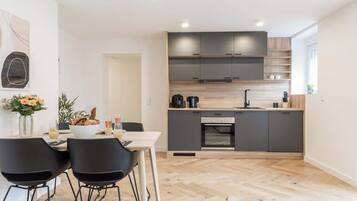 Een koelkast, een oven, een kookplaat, een vaatwasser