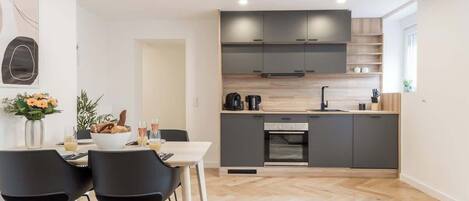 Fridge, oven, stovetop, dishwasher