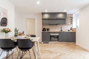 Fridge, oven, stovetop, dishwasher