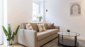 Een televisie, videogames, boeken en een kantoor