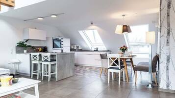 Fridge, oven, stovetop, dishwasher