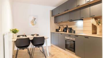 Fridge, oven, stovetop, dishwasher