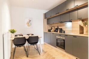 Fridge, oven, stovetop, dishwasher