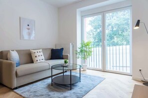 Een televisie, videogames en een kantoor