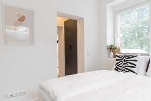 1 dormitori, planxa i posts de planxar, un bressol de viatge i wifi 